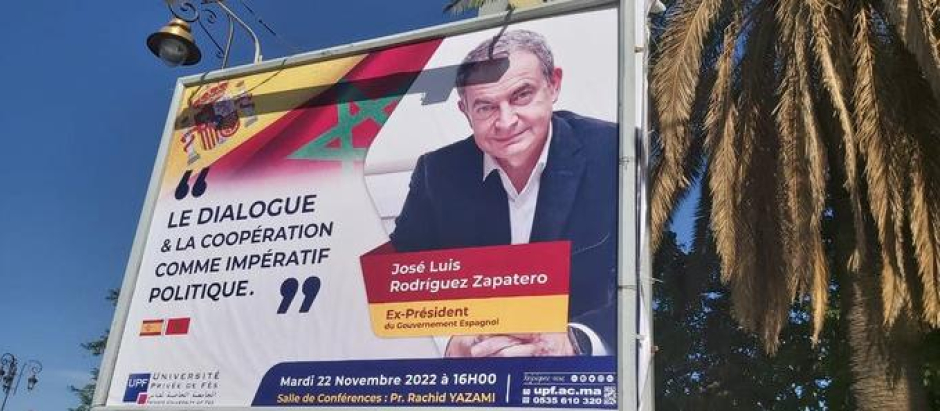 Cartel en la ciudad marroquí de Fez que anuncia la conferencia que impartirá Zapatero
