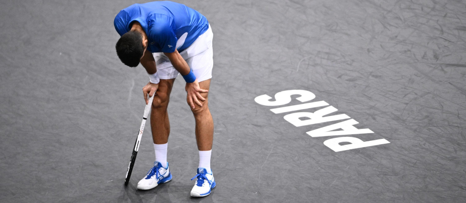 Djokovic visiblemente cansado durante su encuentro de semifinales ante Stefanos Tsitsipas