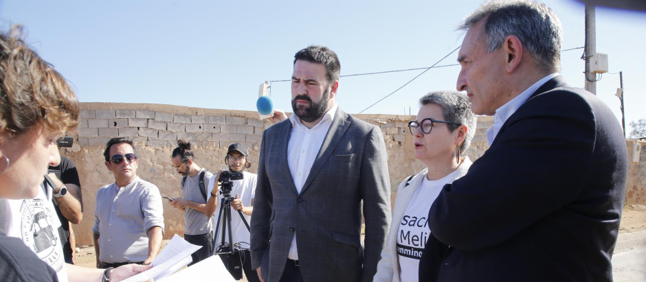 De derecha a izquierda, Enrique Santiago (Unidas Podemos), María Carvalho (ERC) y Jon Iñarritu (EH Bildu), tres de los diputados de la Comisión de Interior que se han desplazado este lunes a la frontera de Melilla con Nador