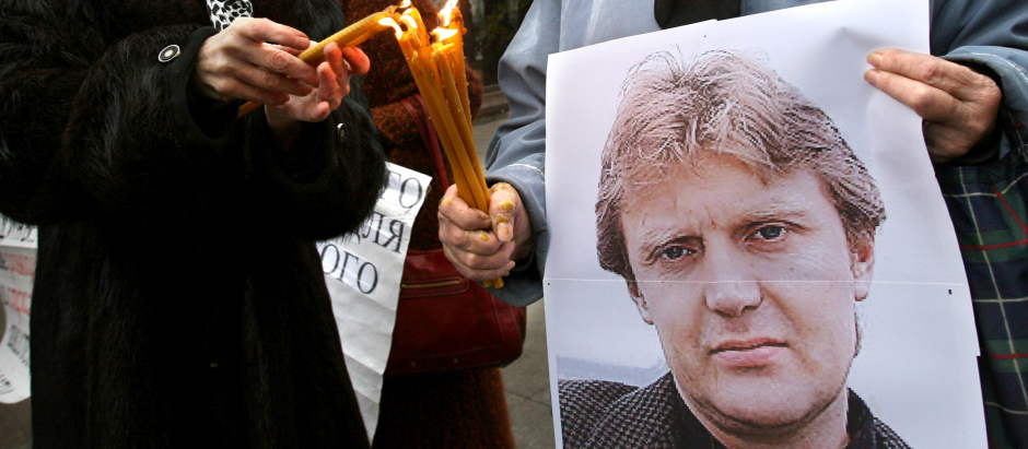 Varias personas sostienen una foto del difunto Alexander Litvinenko en un homenaje en Moscú el 22 de noviembre de 2008