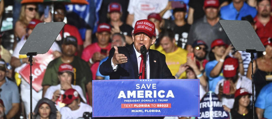 Donald Trump durante su discurso ante hispanos en Miami, Florida