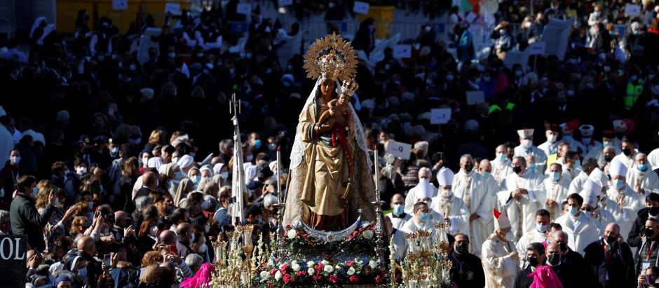 La virgen de La Almudena es sacada en procesión, el año pasado, tras la misa por la festividad de la Virgen de la Almudena