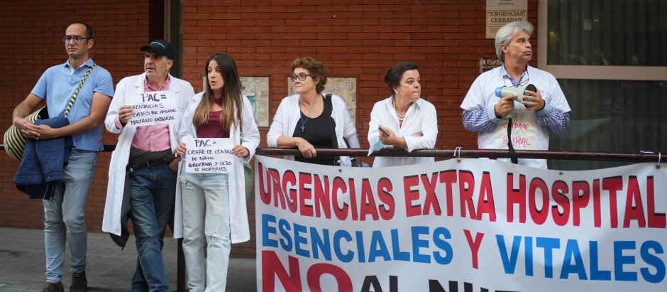 Un docena de profesionales sanitarios de las zonas rurales se ha concentrado este jueves a las puertas del centro sanitario 24 horas de la calle de Espronceda, en Madrid