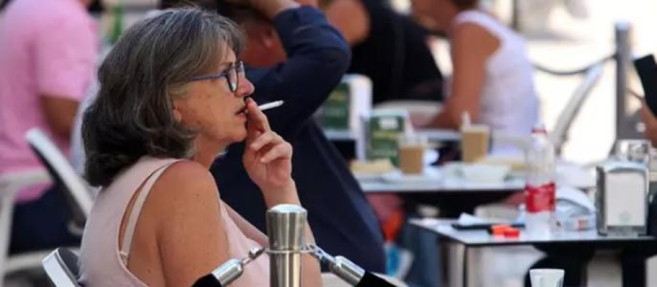Personas fumando en terrazas y vías públicas, algo que las asociaciones reclaman prohibir