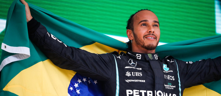 Lewis Hamilton en el podio de Brasil durante la temporada 2021.