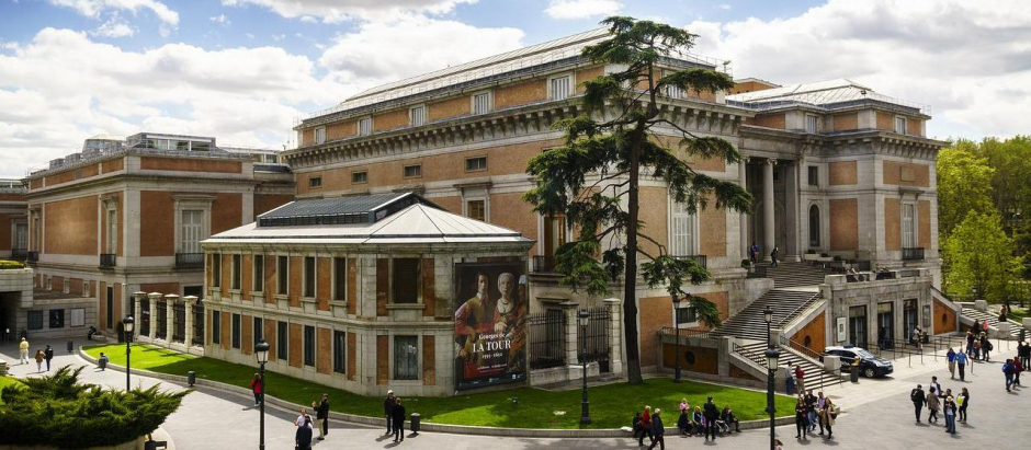 Para acceder al Museo del Prado es preciso pasar un arco de seguridad y un escáner