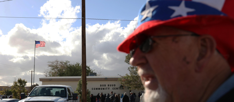 Un hombre acude a votar en Pahrump, Nevada