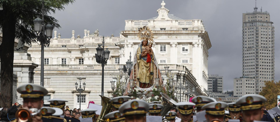 La imagen de la Virgen de La Almudena es sacada en procesión
