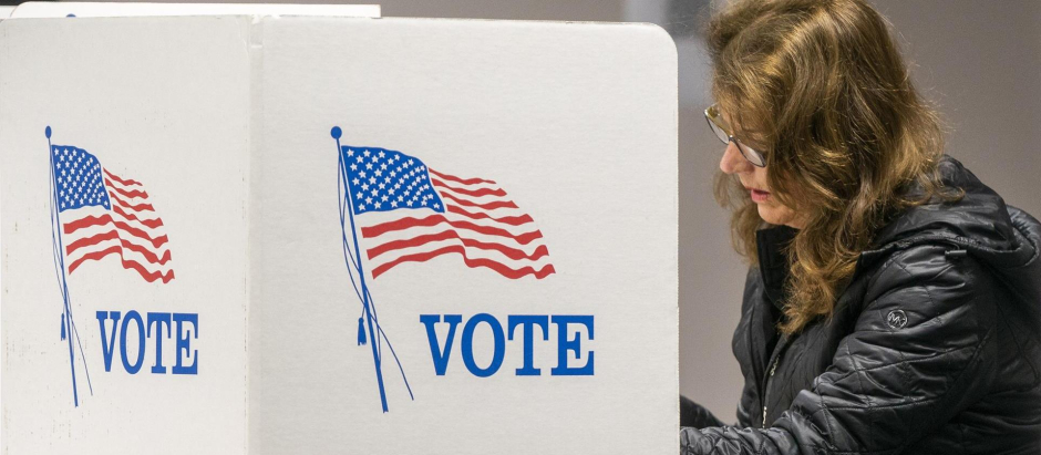 Una votante rellena este martes su papeleta de voto en su Centro de Votación del Condado de Fairfax en Fairfax, Virginia