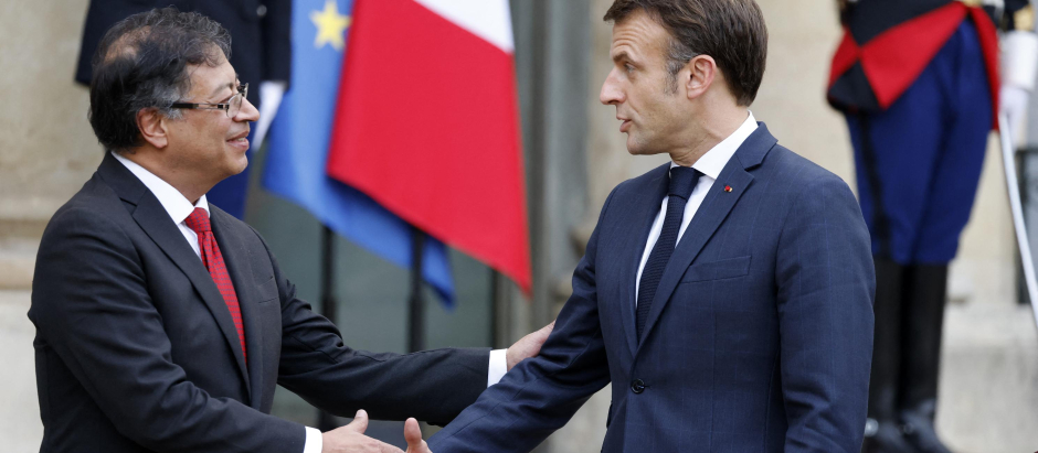 El presidente francés Emmanuel Macron recibió en el Palacio del Elíseo al presidente colombiano Gustavo Petro