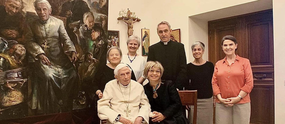 Benedicto XVI junto a la pintora, Georg y las consagradas de Comunión y Liberación que viven con él