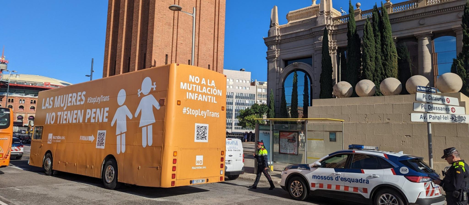 El autobús de HazteOir, tras ser detenido por los Mossos d'Esquadra en la Plaza de España de Barcelona