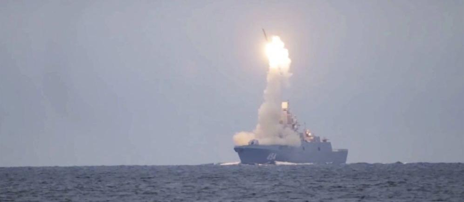 Imagen del lanzamiento de prueba de un misil Zircon desde la fragata Admiral Groshkov