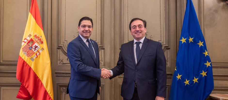 El ministro de Asuntos Exteriores, Unión Europea y Cooperación, José Manuel Albares, ha mantenido un encuentro en París con su homólogo marroquí, Naser Burita