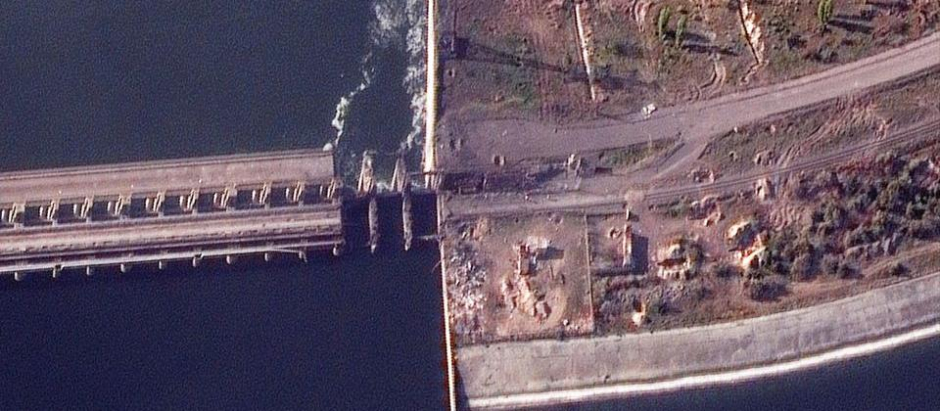 Una imagen satelital muestra la destrucción del puente de la presa Nova Kakhovka en Jersón, Ucrania