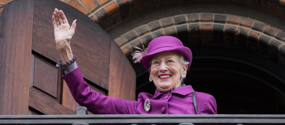Denmark's Queen Margrethe II waves to onlookers from the balcony of Copenhagen City Hall prior to celebrations of the Queen's 50-year reign, in Copenhagen, Denmark, on November 12, 2022. (Photo by Martin Sylvest / Ritzau Scanpix / AFP) / Denmark OUT / DENMARK OUT