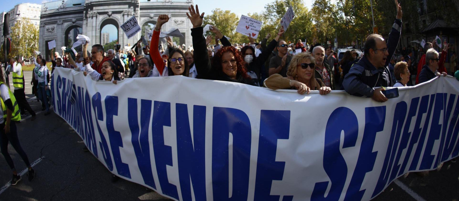 Manifestación ciudadana que recorre este domingo el centro de Madrid bajo el lema "Madrid se levanta por la sanidad pública",