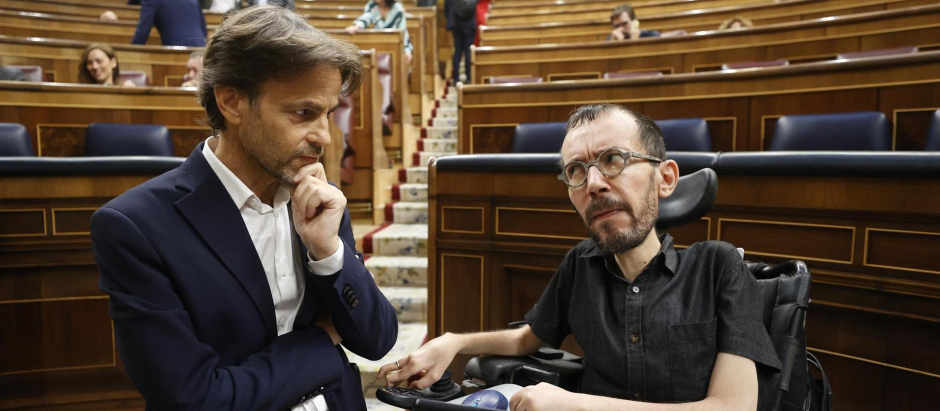 Los diputados de Unidas Podemos, Jaume Asens (i) y Pablo Echenique conversan a su llegada al pleno