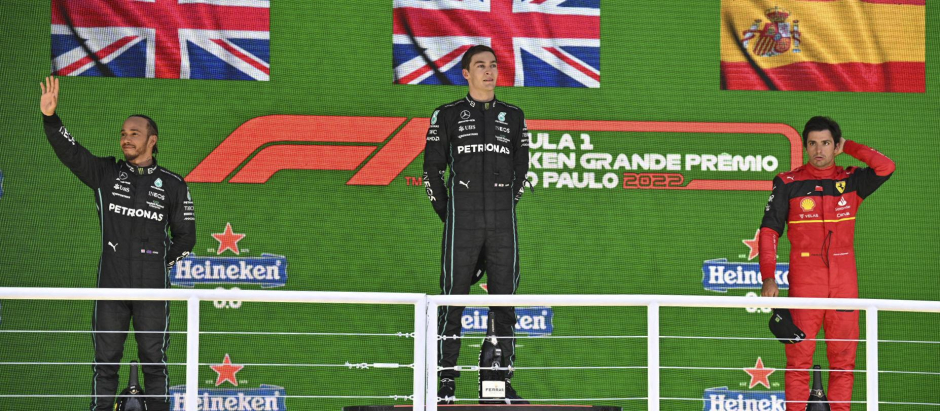 Russell junto a Hamilton y Sainz en el podio