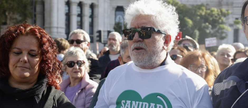 Pedro Almodóvar en la manifestación a favor de la Sanidad Pública
