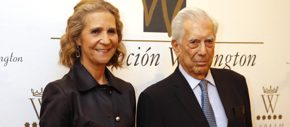 Mario Vargas Llosa y la Infanta Elena de Borbon en los premios Capote de las Artes en Madrid