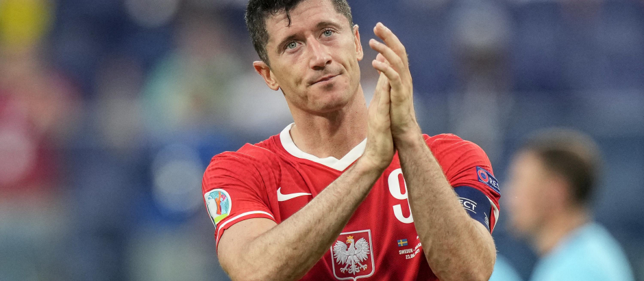 (FILES) In this file photo taken on June 23, 2021 Poland's forward Robert Lewandowski reacts after losing the UEFA EURO 2020 Group E football match between Sweden and Poland at Saint Petersburg Stadium in Saint Petersburg. - Poland coach Czeslaw Michniewicz on November 11, 2022 unveiled the list of players who will take part in the 2022 World Cup in Qatar, led, not surprisingly, by Barcelona's Robert Lewandowski. (Photo by Dmitry LOVETSKY / POOL / AFP)