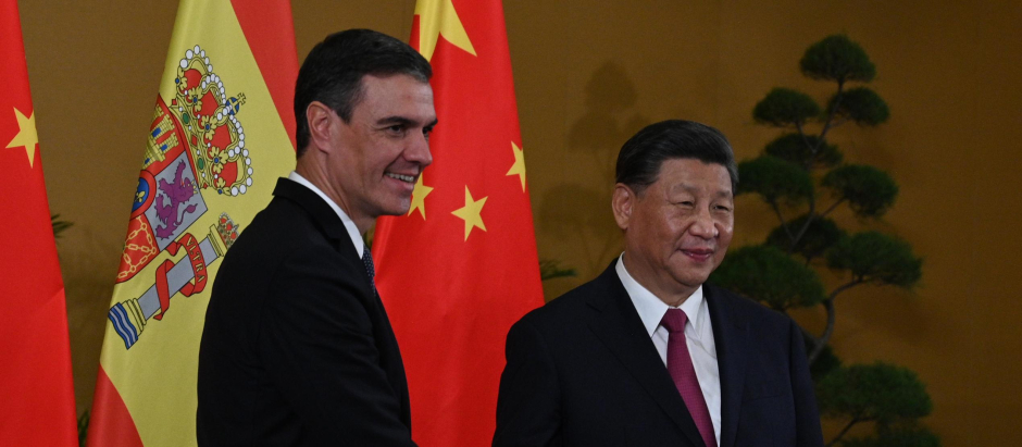 El jefe del Gobierno español, Pedro Sánchez, y el presidente chino, Xi Jinping