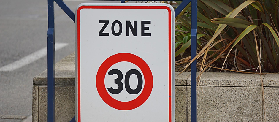 Una señal limita a 30 km/h el tráfico rodado en Francia