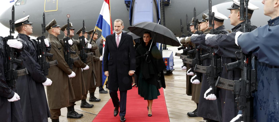 Sus Majestades los Reyes recorriendo el Cordón de Honor a su llegada al aeropuerto de Franjo Tudman de Zagreb