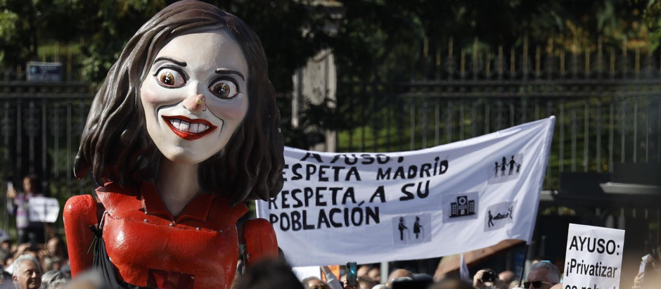 Un pelele que simboliza a Ayuso, durante la manifestación del pasado domingo en Madrid.