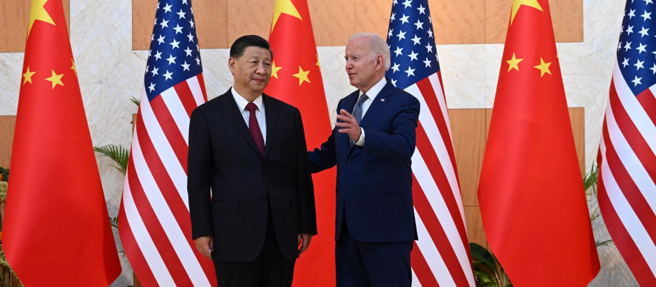 El presidente de los Estados Unidos, Joe Biden (derecha), y el presidente de China, Xi Jinping, celebran una reunión al margen de la Cumbre del G20