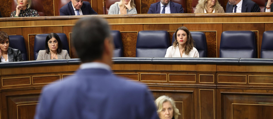 Pedro Sánchez, de espaldas, interviene en el Congreso ante la mirada de Irene Montero