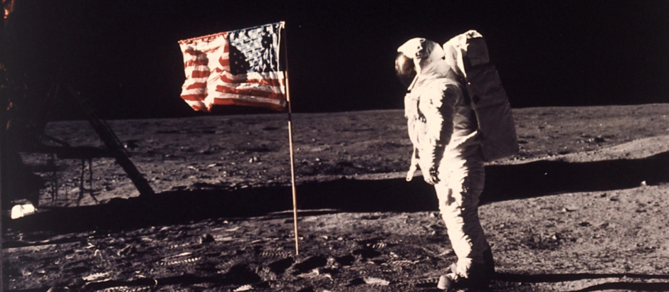 El astronauta Edwin E. "Buzz" Aldrin Jr.  posa con la bandera estadounidense surante la misión Apolo 11, el 20 de julio de 1969
