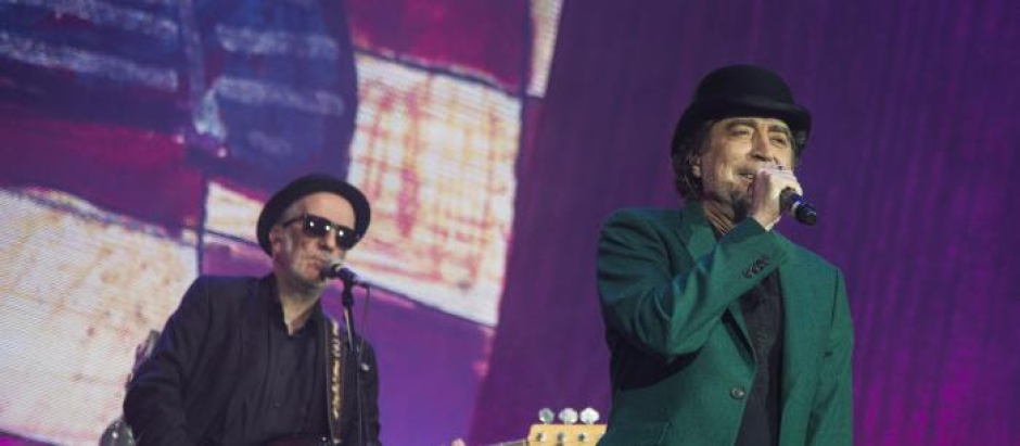 Joaquín Sabina al micrófono y Pancho Varona al bajo durante un concierto en 2014