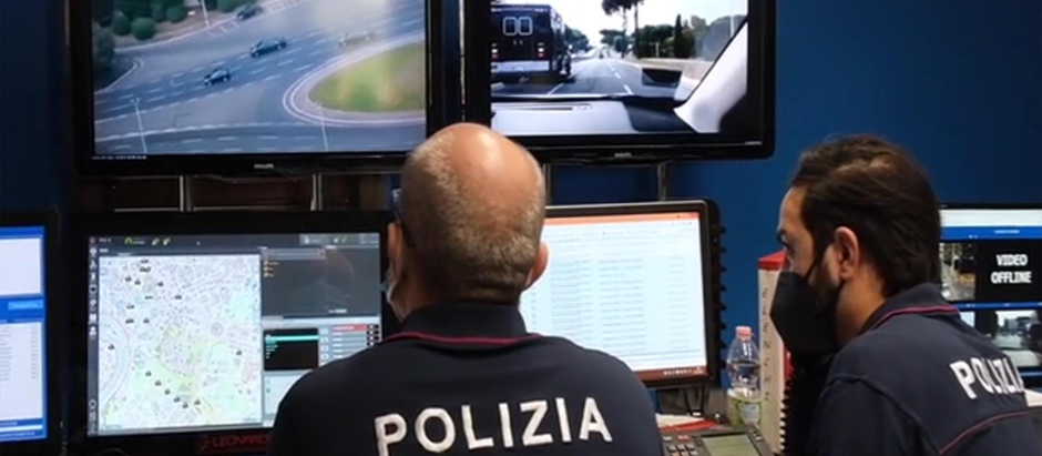 La policía italiana visualizando las cámaras de tráfico