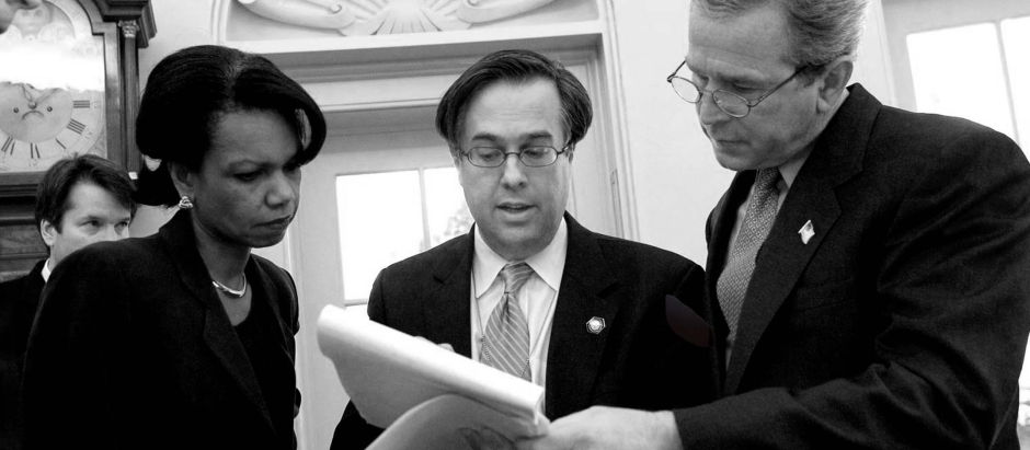 Michael Gerson (centro) junto a Condoleezza Rice y George W. Bush
