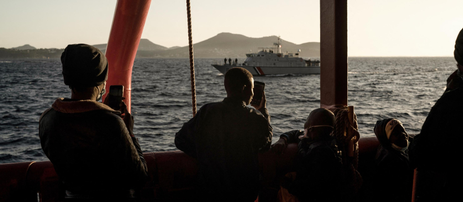 XXX inmigrantes desembarcaron del Ocean Viking en el puerto francés de Tolón