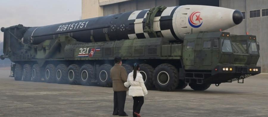 Kim Jong-un contempla un misil balístico intercontinental con su hija, a la que muestra por primera vez al mundo