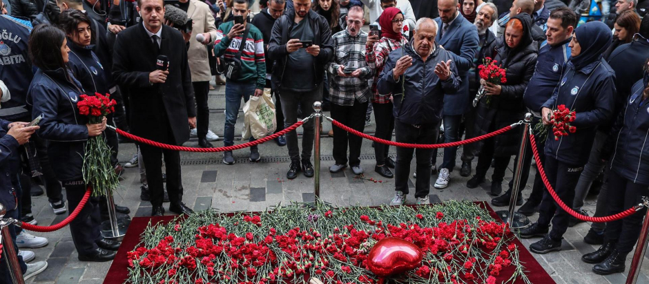 Multitud de personas han depositado flores en la zona de la explosión mortal ayer en la calle Istiklal de Estambul, Turquía, 14 de noviembre de 2022. Según el ministro del Interior, Suleyman Soylu, al menos ocho personas han muerto y otros 80 resultaron heridos en una explosión que ocurrió el 13 de noviembre por la tarde. EFE/ERDEM SAHIN