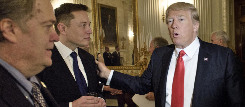 El presidente de los Estados Unidos, Donald Trump, y su asesor Steve Bannon saludan al multimillonario Elon Musk, en 2017