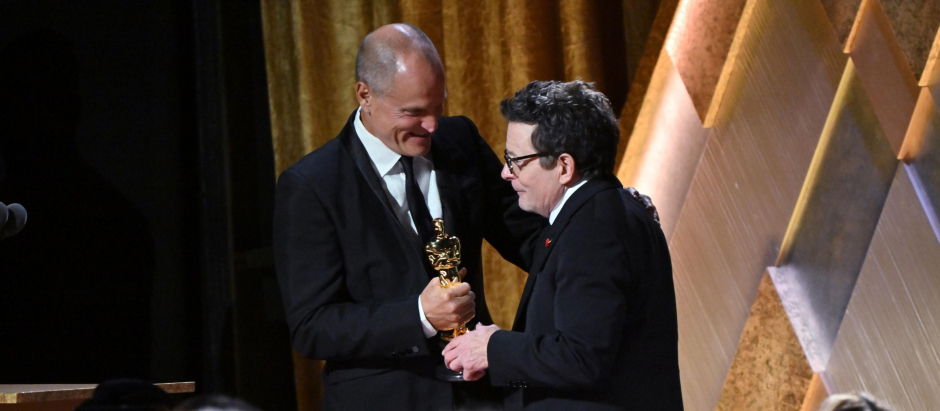 Woody Harrelson y Michael J. Fox en los Governors Awards, en Los Ángeles