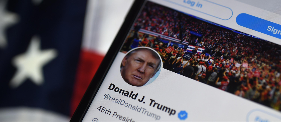 Una fotografía muestra el perfil de Donald Trump en Twitter, reactivado después de que fuera expulsado de la red social en enero de 2021