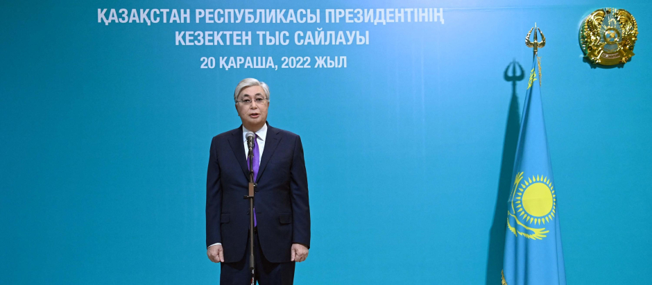 This handout photograph taken and released by the Kazakhstan's Presidential Press Service on November 20, 2022 shows incumbent Kazakh president Kassym-Jomart Tokayev speaking at a polling station during the country's presidential elections in Astana. - Kazakhstan holds a snap presidential vote on November 20 expected to cement incumbent Kassym-Jomart Tokayev's grip on power, months after deadly unrest spurred a historic power shift in the Central Asian country. (Photo by Handout / Kazakhstan's presidential press service / AFP) / RESTRICTED TO EDITORIAL USE - MANDATORY CREDIT "AFP PHOTO /  Kazakhstan's Presidential Press Service " - NO MARKETING - NO ADVERTISING CAMPAIGNS - DISTRIBUTED AS A SERVICE TO CLIENTS