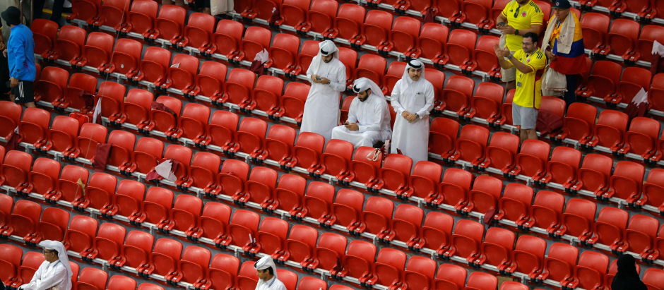 Las gradas prácticamente vacías al completo al descanso del partido inaugural de Qatar