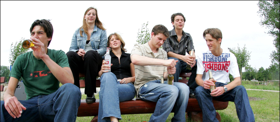 Unos adolescentes bebiendo alcohol en un parque