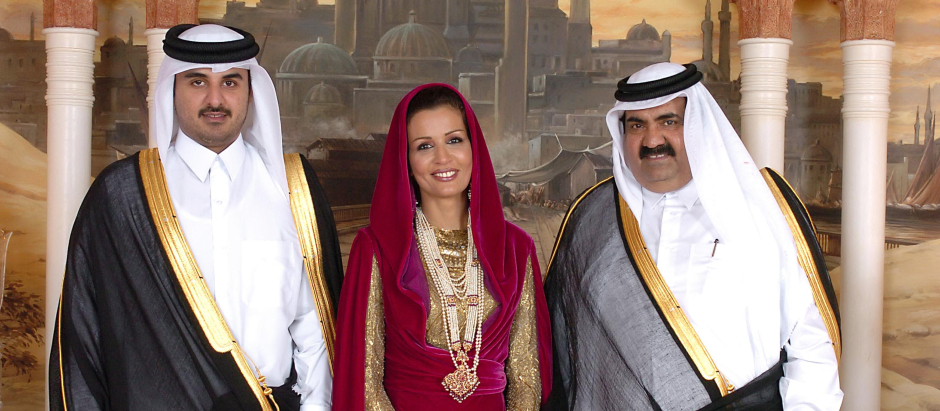 El emir de Qatar Tamim Bin Hamad Al Thani (Iz) y su padre el jeque Hamad Bin Khalifa Al Thani (D) su madre Moza Bint Nasser Al Missned