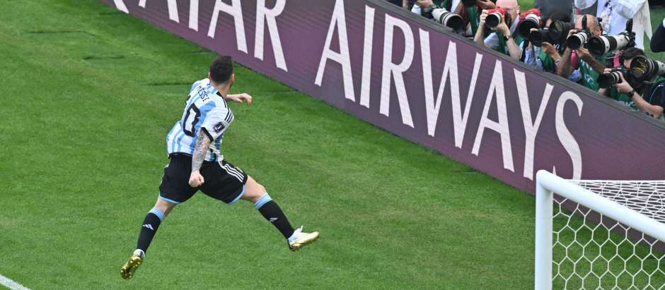 Messi celebra uno de los goles ante Arabia Saudí