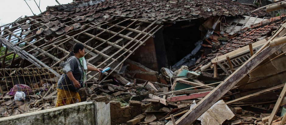 Daños materiales a causa de un terremoto en Java Occidental, en Indonesia.