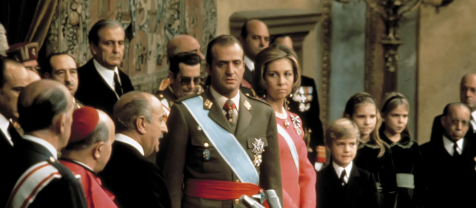 Don Juan Carlos durante su proclamación como Rey de España en las Cortes el 22 de noviembre de 1975
