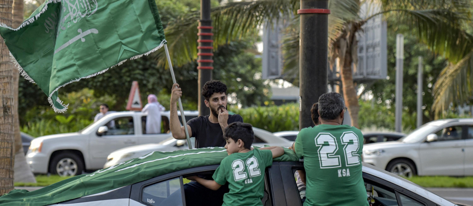 Varios centenares de aficionados saudíes celebraron la victoria de Argentina en las calles